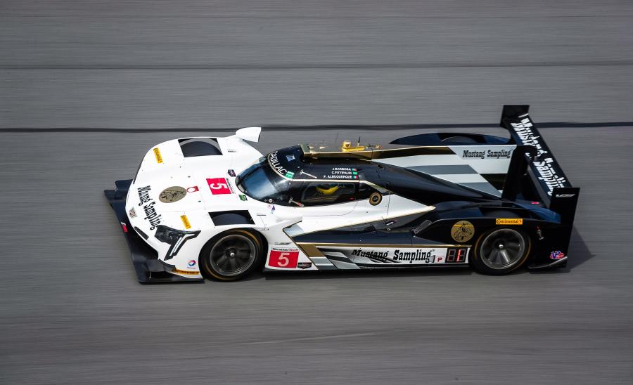  Cadillac DPi-V.R 2017 года  (фото 2 из 30)
